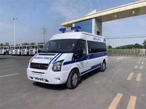 国六福特V348长轴中顶救护车